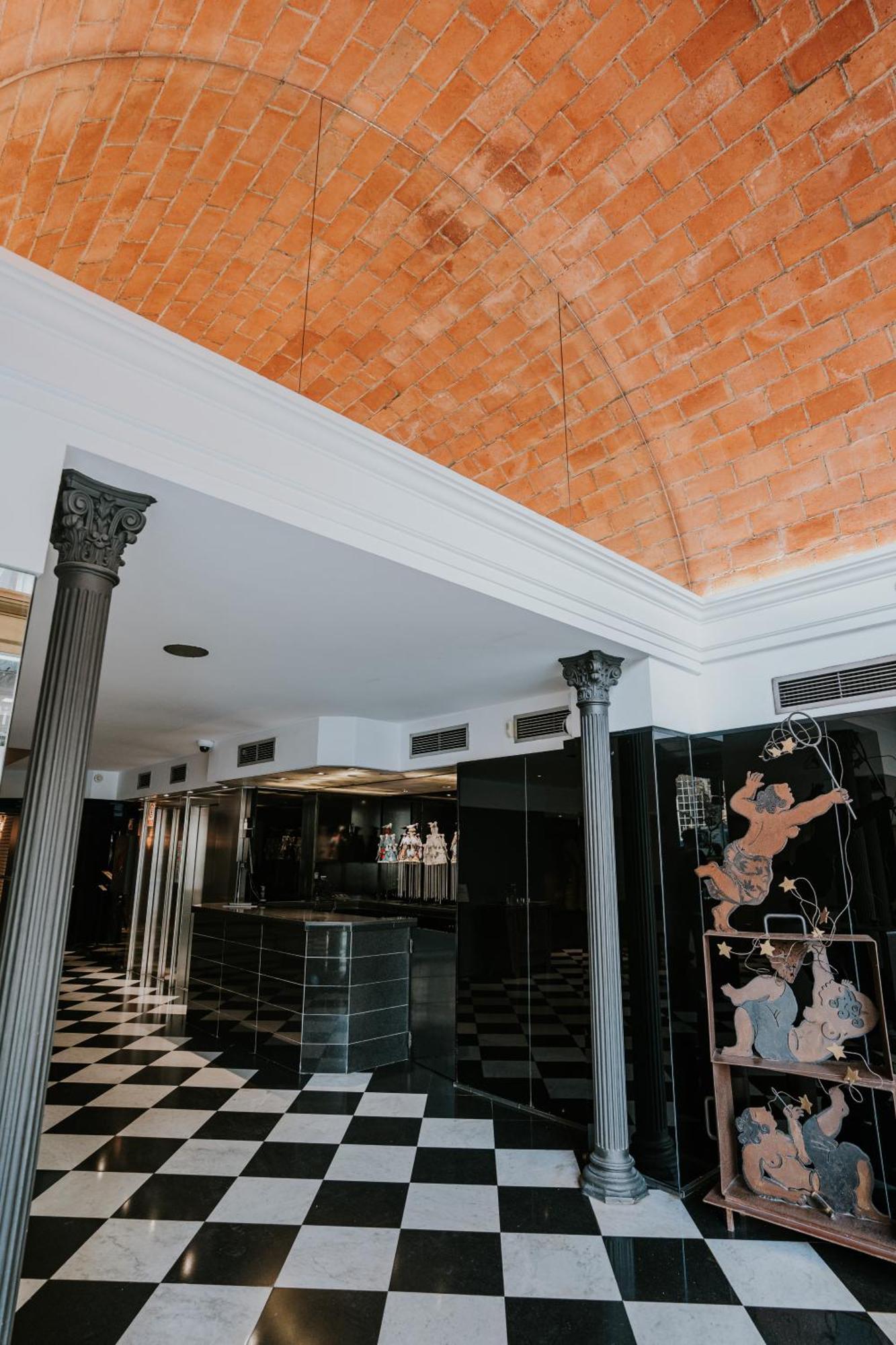 Hotel Gran Derby Suites, A Small Luxury Hotel Of The World Барселона Экстерьер фото