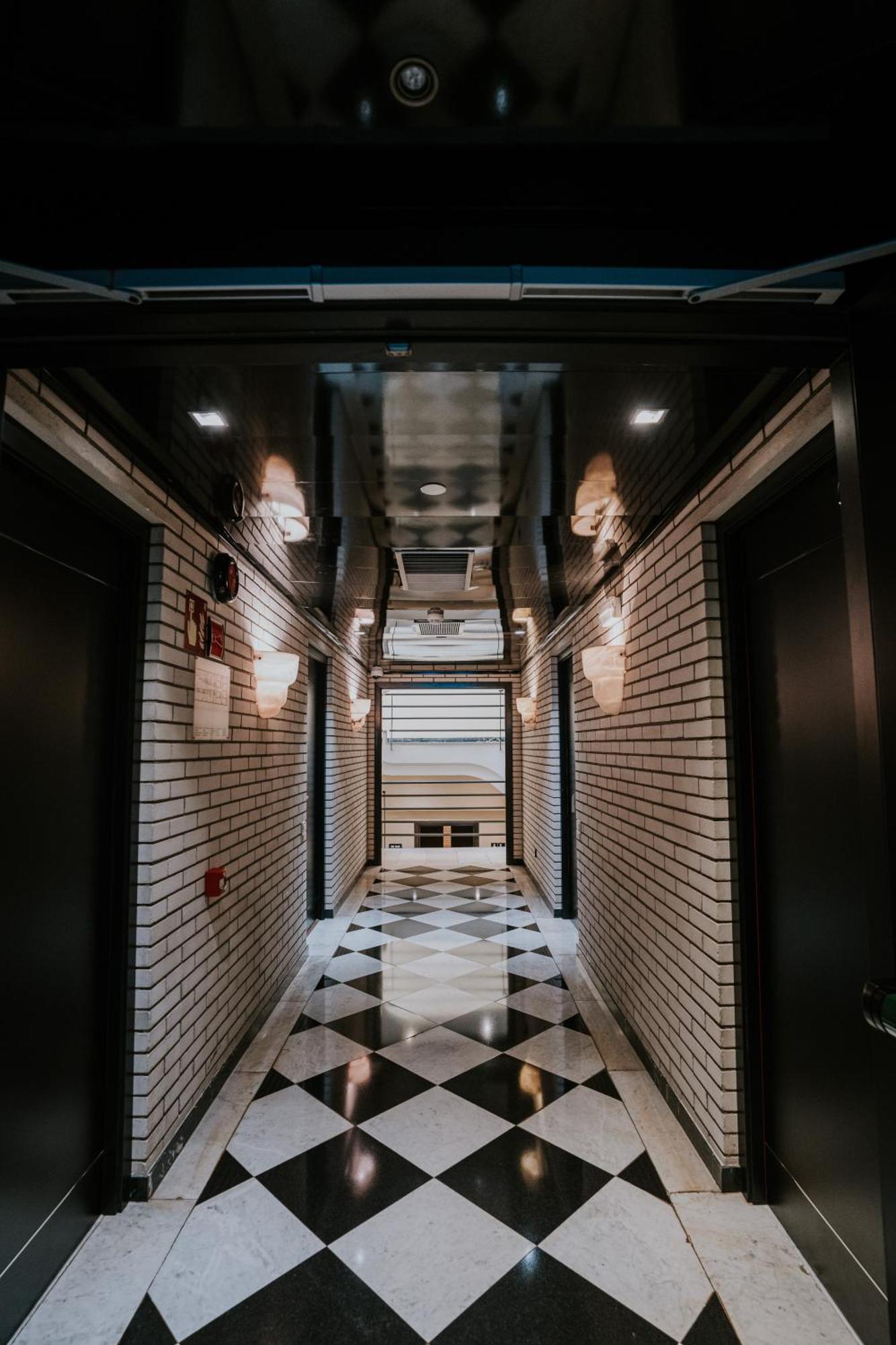 Hotel Gran Derby Suites, A Small Luxury Hotel Of The World Барселона Экстерьер фото